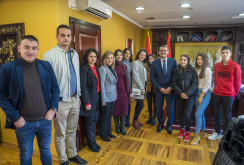 Kryetari i Komunës së Ulqinit Loro Nrekiq, priti në kabinetin e tijë nxënësit dhe mesimdhënësit e shpërblyer nga Ministria e Arsimit