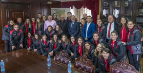 Kryetari i Komunës Loro Nrekiq, priti përfaqësuesen e kombëtares Shqipëtare në fudboll për femra