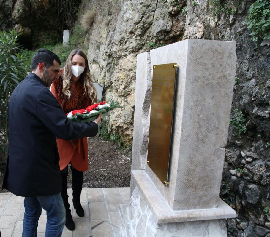 Ceremonija otkrivanja spomenika žrtvama zemljotresa 1979. godine